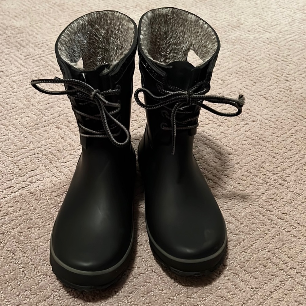 Black weather resistant Bogs size 4